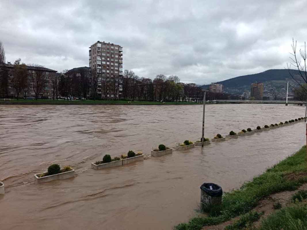 Kiša u BiH neprestano pada, u Olovu proglašen prvi stepen odbrane od poplava